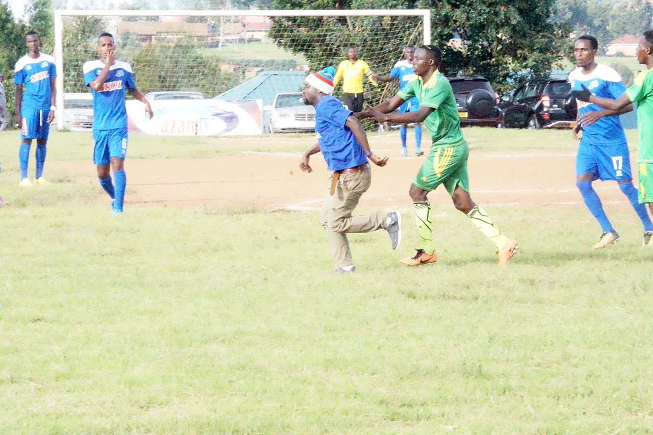 Umufana yakoze agashya yinjira mu kibuga umupira uri gukinwa