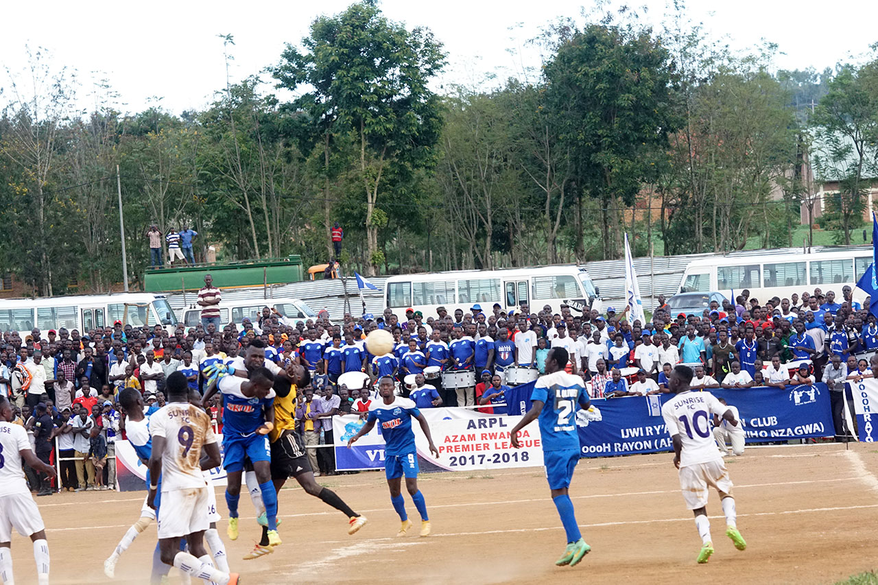 Usengimana Faustin ubwo yasimbukaga agatsinda igitego cy'intsinzi cya Rayon Sports