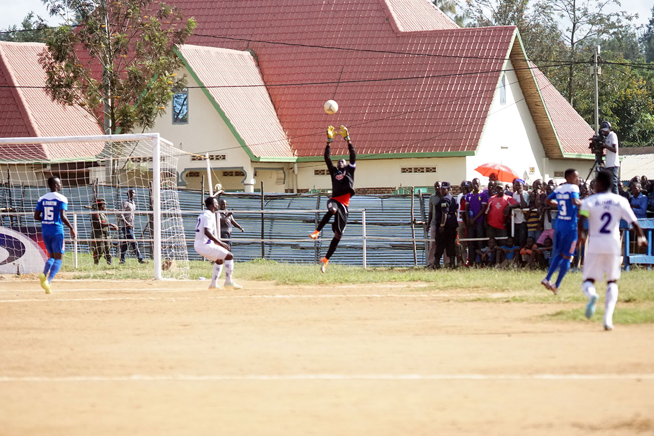 Ndayishimiye Eric Bakameasimbuka ngo akuremo ishoti rya Leon Uwambajimana uzwi nka Kawunga