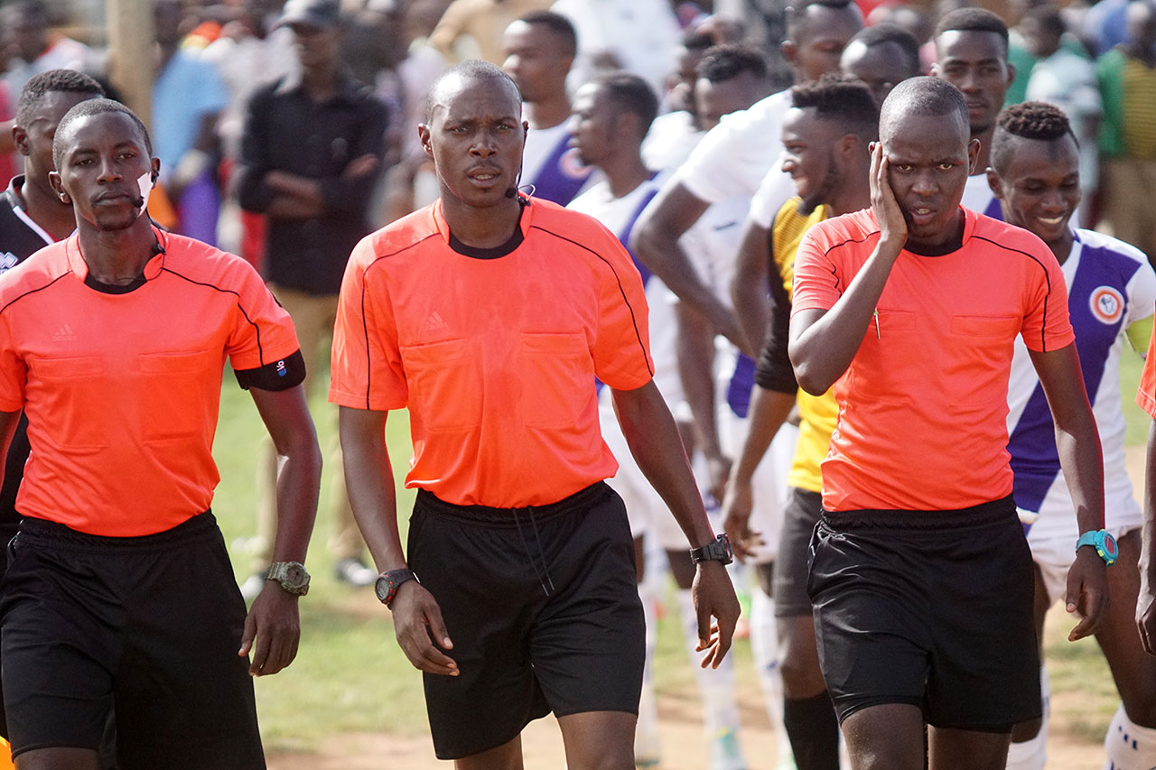 Abasifuzi b'umukino mbere y'uko utangira