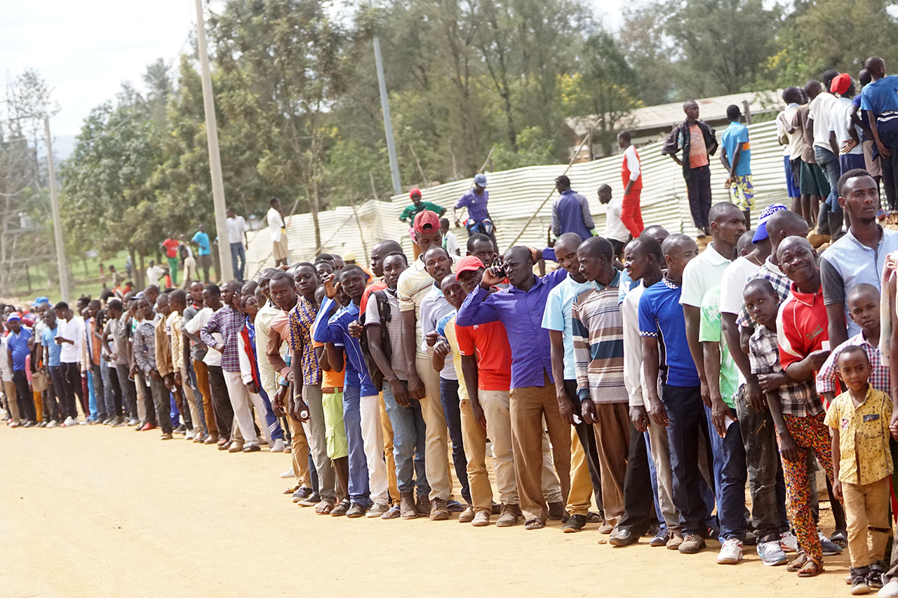 Umurongo wari muremure ku bafana amagana binjiraga muri Stade