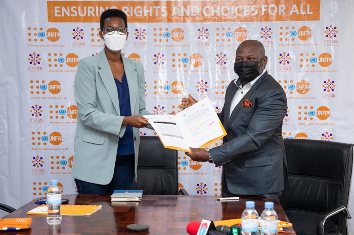 Noella Bigirimana wa RBC yagiranye amasezerano na Kwabena Asante Ntiamoah wa UNFPA yo kwakira inkunga ifasha mu kuboneza urubyaro