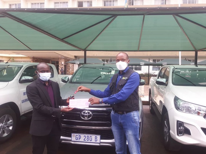 Dr Nsanzimana atanga imfunguzo n'ikarita iranga imodoka ku muyobozi w'Ibitaro bya Ruhango