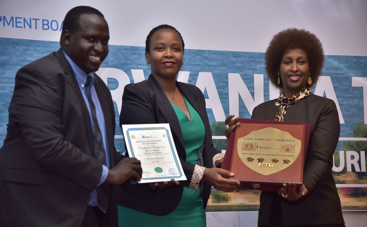 Clare Akamazi atanga igihembo cy'inyenyeri enye kuri Hotel des Mille Collines