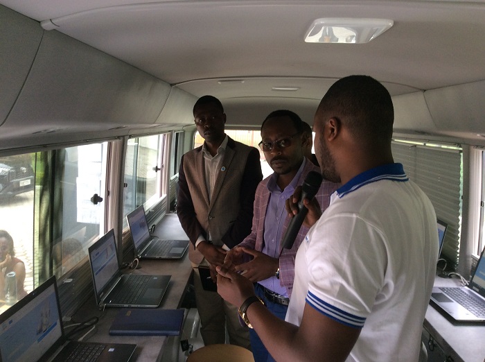 Muri izi modoka hashyizwemo ibikoresho by'ikoranabuhanga birimo na mudasobwa zikoreshwa mu buryo bwo gushaka amakuru y'ibigo bikeneye abakozi