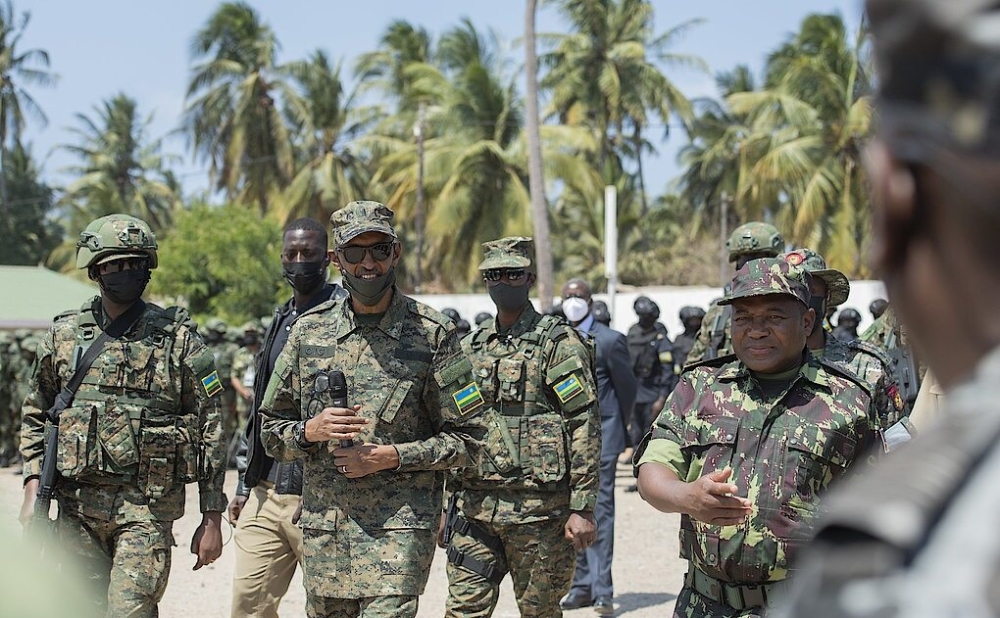 Perezida Kagame na mugenzi we Nyusi basuye ingabo z'u Rwanda muri Mozambique bari mu mpuzankano za gisirikare
