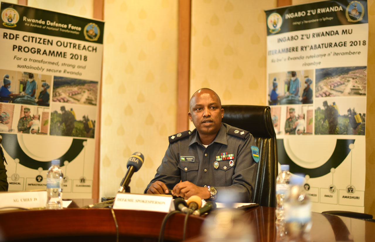 Lt Col Innocent Munyengango Umuvugizi w'Ingabo z'u Rwanda aganira n'abanyamakuru