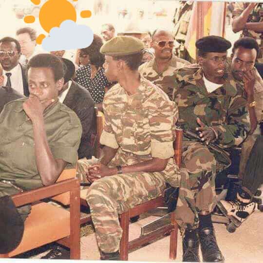 Iyi foto iragaragaramo abasirikare bakuru b'Igihugu, barimo Gen James Kabarebe, inyuma ye hari Rtd Lt Gen Ceasar Kayizari, uwicaye inyuma ye ni Lt Gen Charles Kayonga