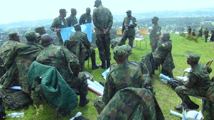 Aba Ofisiye bigishwaga imikoreshereze y'ikarita