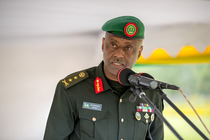 Maj Gen Jean Bosco Kazura yabwiye abarangije aya masomo ko bafite umukoro wo kurinda ubusugire bw'igihugu