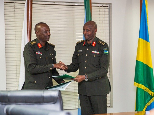 Leutenant General Jacques Musemakweli (iburyo) na we yashyikirije ububasha General Fred Ibingira (ibumoso)