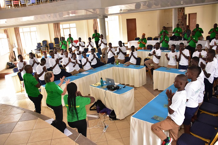 Abanyeshuri bari kumwe n'abarezi babo bahuguwe ku kamaro ko kurengera ibidukikije