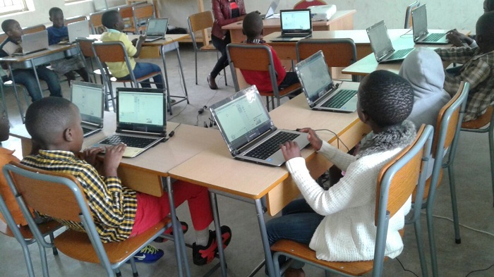 Mudasobwa zisaga 6,000 zirimo gutangwa mu mashuri atandukanye, abanza n