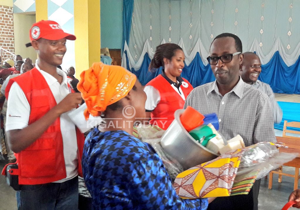 Guverineri Munyentwari yifatanyije na Croix Rouge muri iki gikorwa