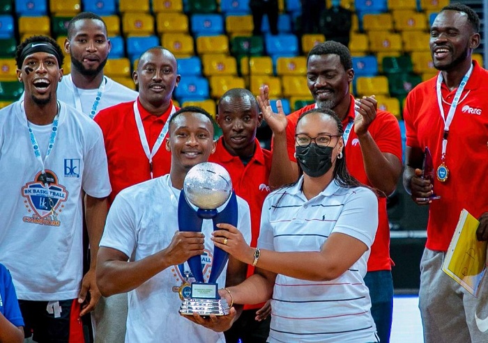 Minisitiri Munyangaju ashyikiriza igikombe REG BBC