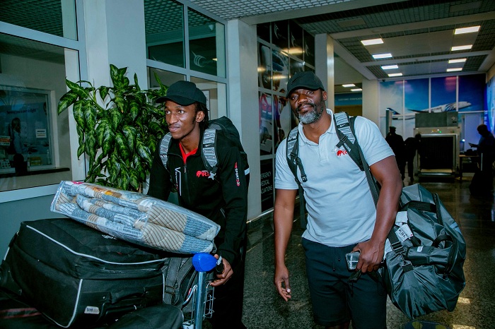 Nshobozwabyosenumukiza hamwe n'umutoza we Henry Mwinuka basohoka mu kibuga cy'indege 