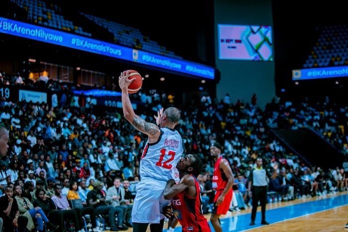 Gasana Kenneth agerageza kuyobora umupira mu gakangara