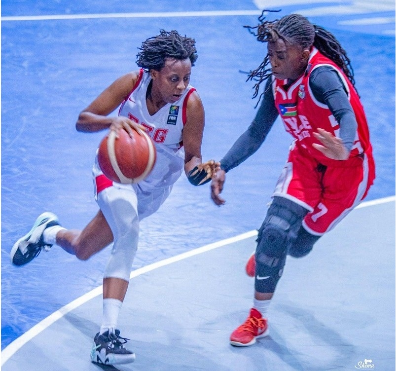 Rosine Micomyiza ubanza ibumoso ahanganye na Rhoda Ruth Nagitta wa Sudani yepfo