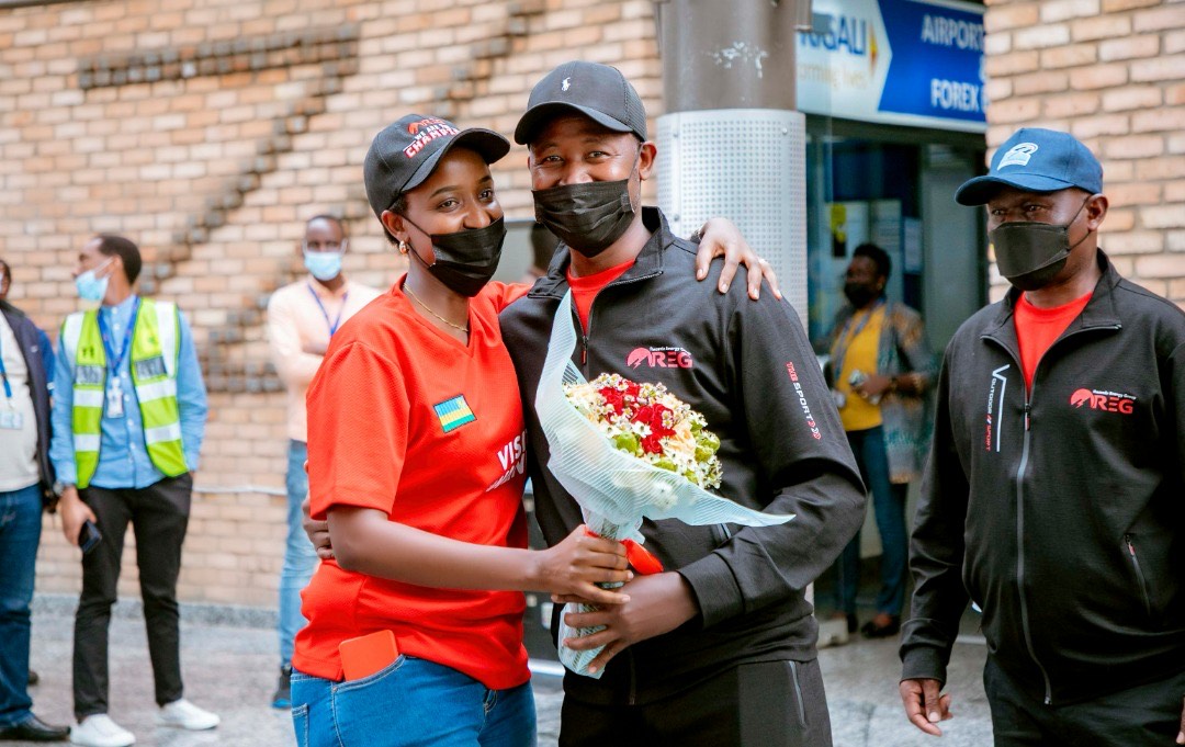 Umuyobozi wa Siporo muri REG Geoffrey Zawadi ahabwa ururabo