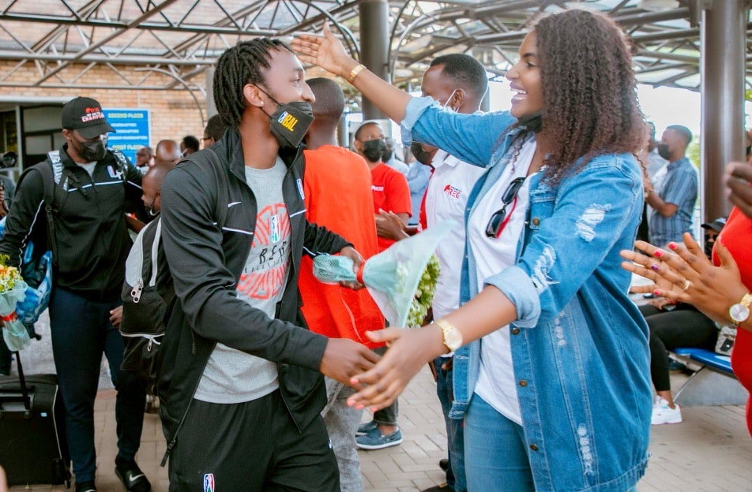 Umuhanzikazi Gaby Kamanzi yari mu baje kwakira ikipe ya REG. Aha yiteguraga guhobera Nshobozwabyosenumukiza