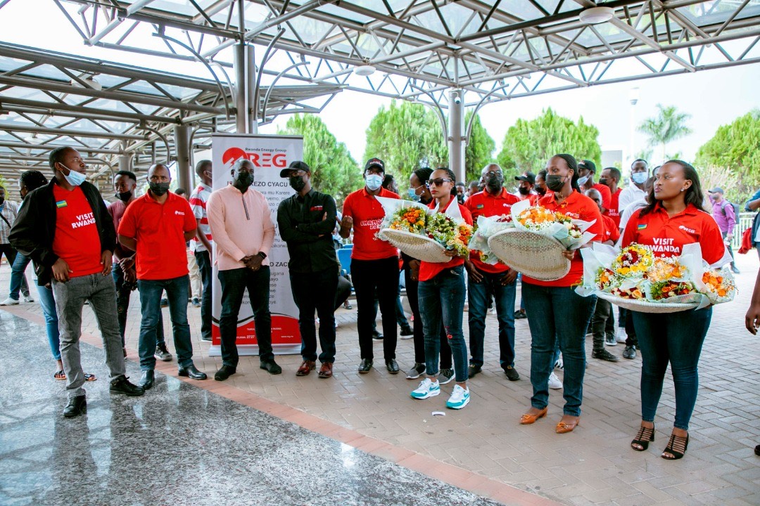 Mbere y'uko bakinnyi bahagera bari bateguriwe indabo zo kubakiriza