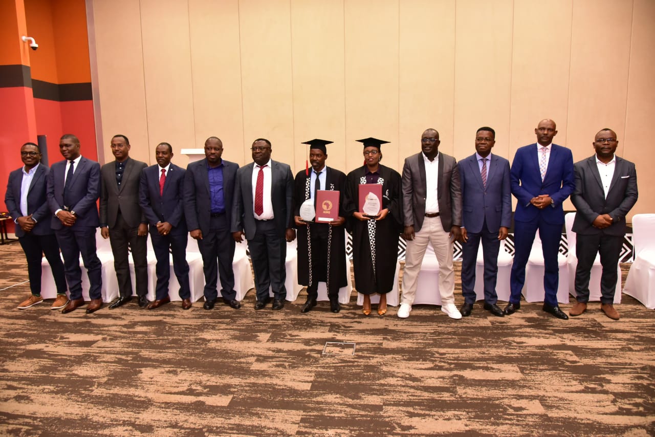 Ndayisaba Cyprien ukorera Minisiteri y'Ibidukikije na Dukuze Marie Dalie ukorera REMA (bari hagati bambaye ingofero) ni bamwe mu bari bamaze amezi 9 biga kubara no gusesengura amakuru y'impinduka z'ibihe n'imyuka ihumanya