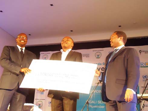 Remy Maurice Ufitinema, ukora kuri RTV ahabwa igihembo ku nkuru yakoze kuri nyakatsi i Nyagatare.