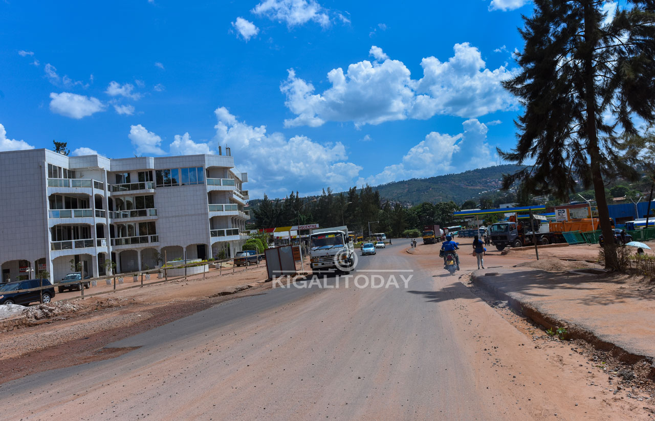 Aha ni ku mazu ya Rwandex aho bahereye basana uyu muhanda