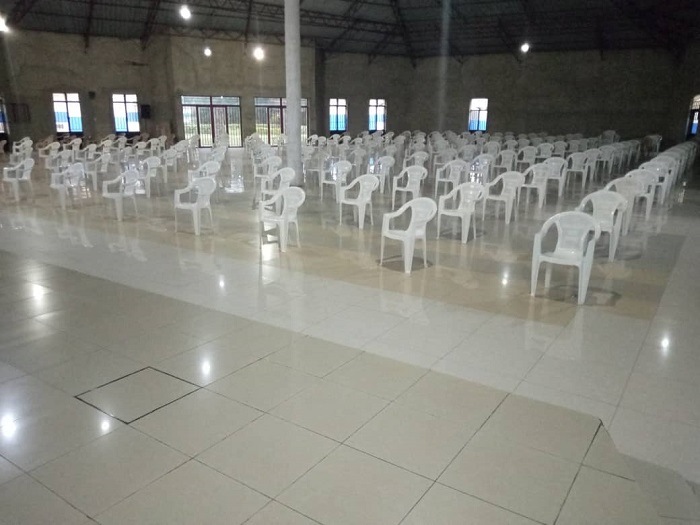 Mu rusengero rwa Evangelical Restoration Church hateguwe ku buryo abazajya bahasengera bagomba kwicara bahanye intera