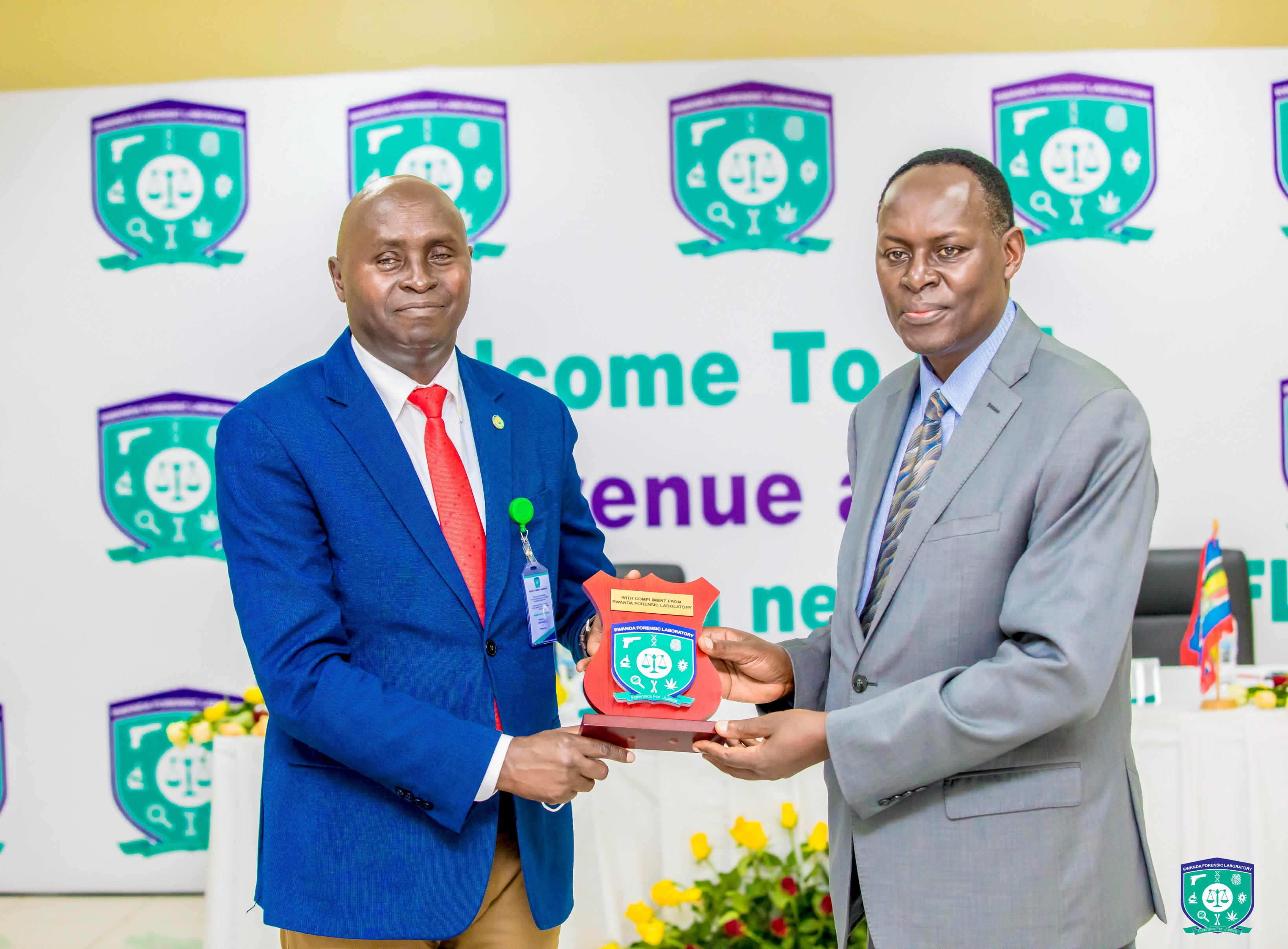  Dr. Faustin Ntezilyayo (iburyo) na Dr. Charles Karangwa uyobora RFL, bemeza ko ibimenyetso icyo kigo gitanga bidashidikanywaho