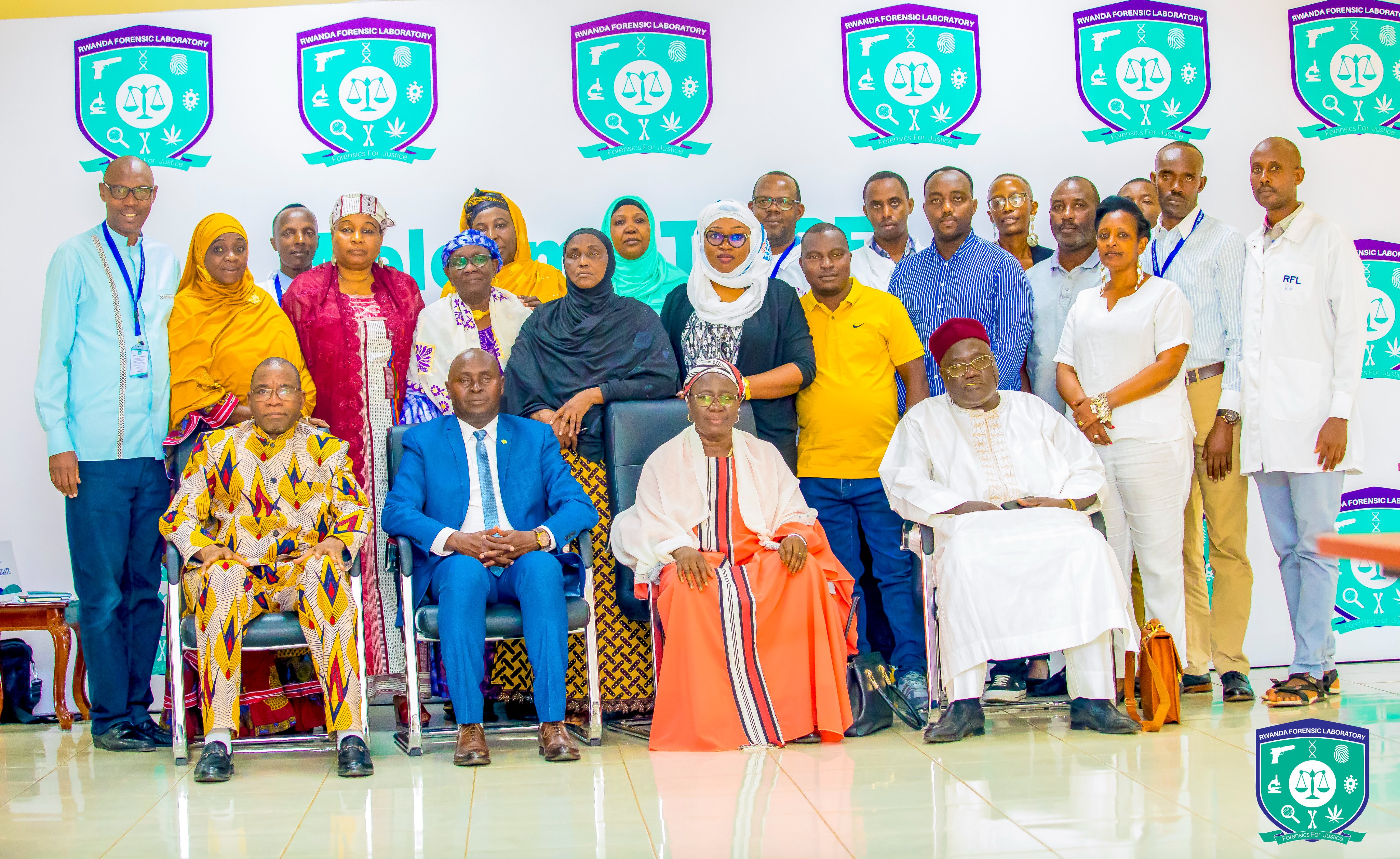 Hon. Aminata, Minisitiri w'iterambere ry'abagore muri Niger n'itsinda yari ayoboye mu minsi ishize basuye banishimira imikorere ya RFL