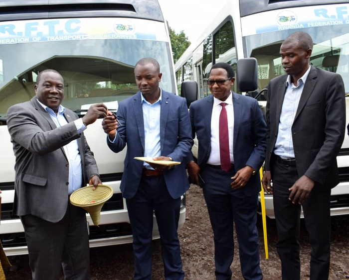 Umuyobozi wa Koperative itwara abantu n'ibintu mu mujyi wa Musanze (MTC) ashyikirizwa imfunguzo z'imodoka