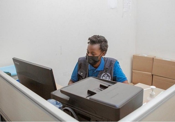 Abakozi ba RIB batangiye kwambara impuzankano zibaranga