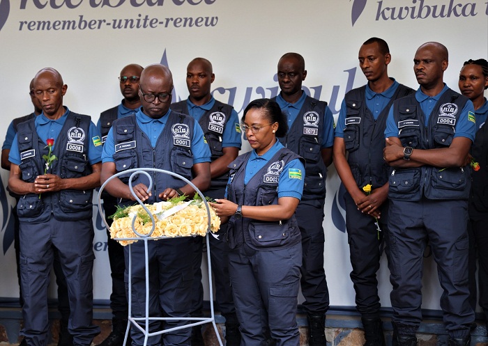 Abakozi ba RIB bashyize indabo ku rwibutso rwa Kigali