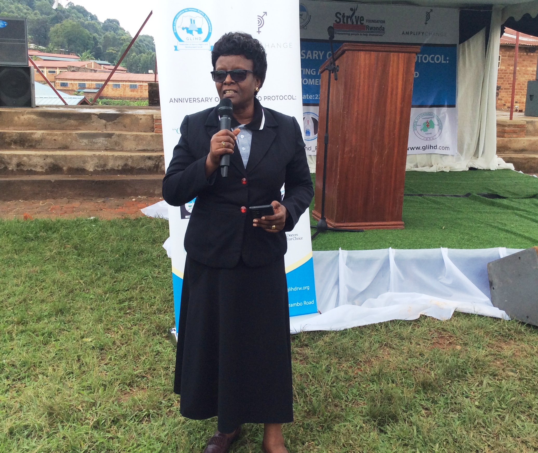 Mukasine avuga ko abagore bumvise nabi ihame ry'uburinganire n'ubwuzuzanye bagihohotera abagabo bakwiye guhinduka