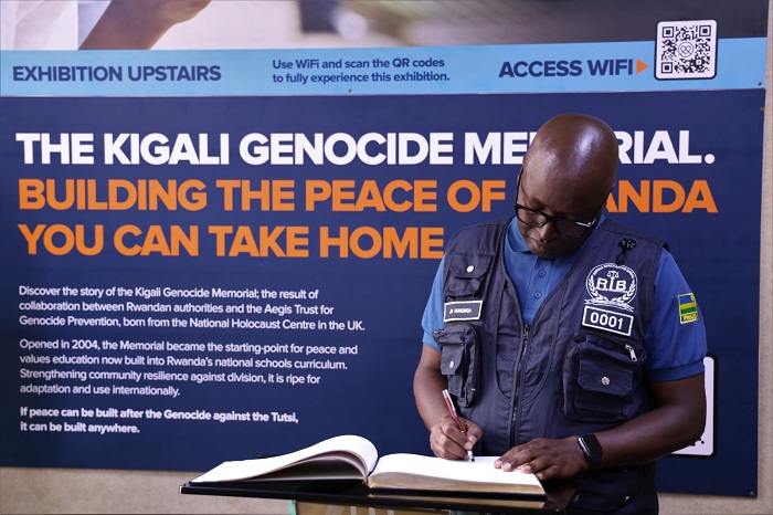 Jannot Ruhunga yandika mu gitabo cy'abashyitsi ku rwibutso rwa Kigali