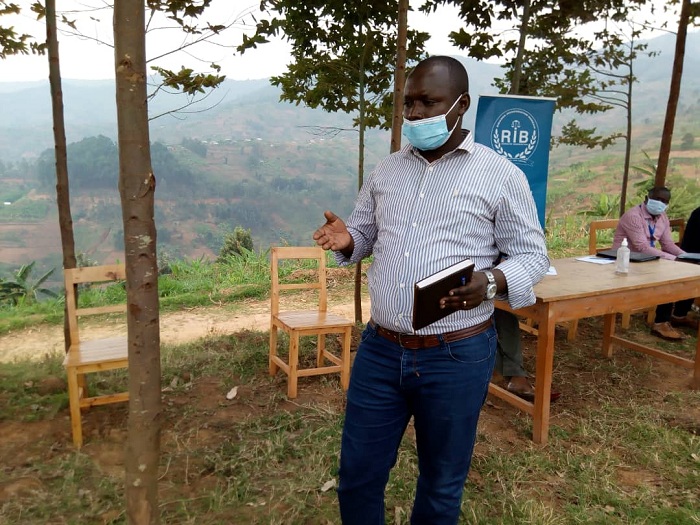 Rangira asaba abayobozi b'amasibo gukora urutonde rw'abakobwa babyariye iwabo badakuze kugira ngo bafashwe gukurikirana ababateye inda