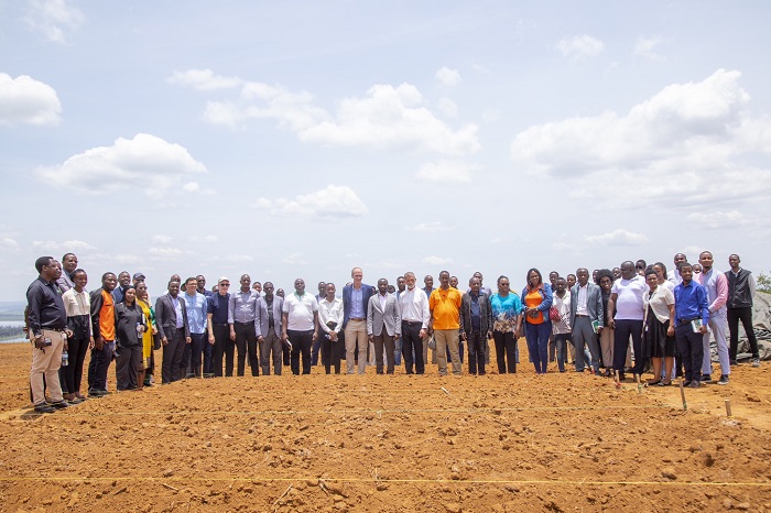 Abatubuzi b'imbuto bari mu bitabiriye umuhango wo gutangiza iyubakwa ry'ikigo 