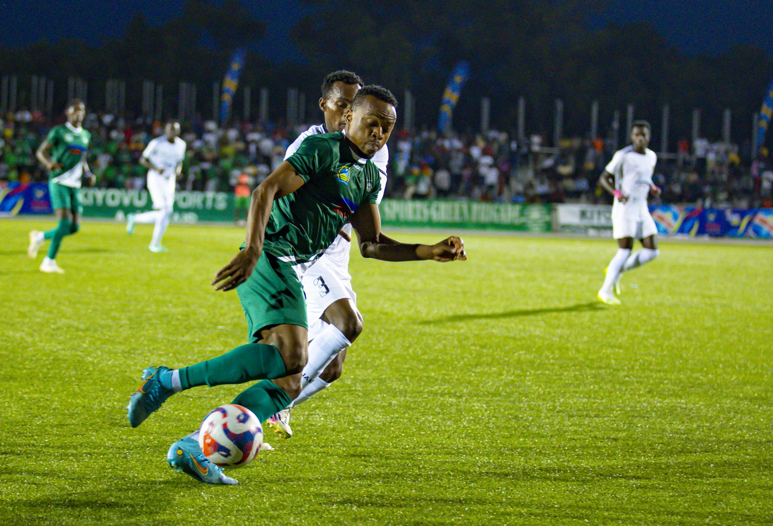 Richard Kilongozi wa Kiyovu Sports yagoye cyane Niyomugabo Claude wa APR FC anamutsindana igitego cyiza cyane