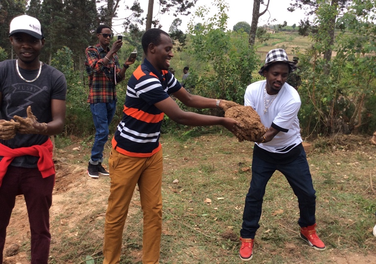 Riderman umwe mubateruraga icyondo bahereza ababumbaga amatafari