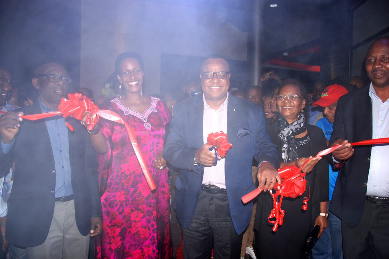 John Mwangemi, ambasaderi wa Kenya mu Rwanda (hagati) afungura akabari ka Riders 