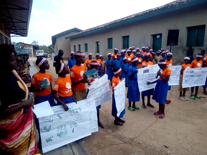 Abana berekanye ibyo bakorera muri Club Leadership, aho bashushanyije ibibuga bifuza