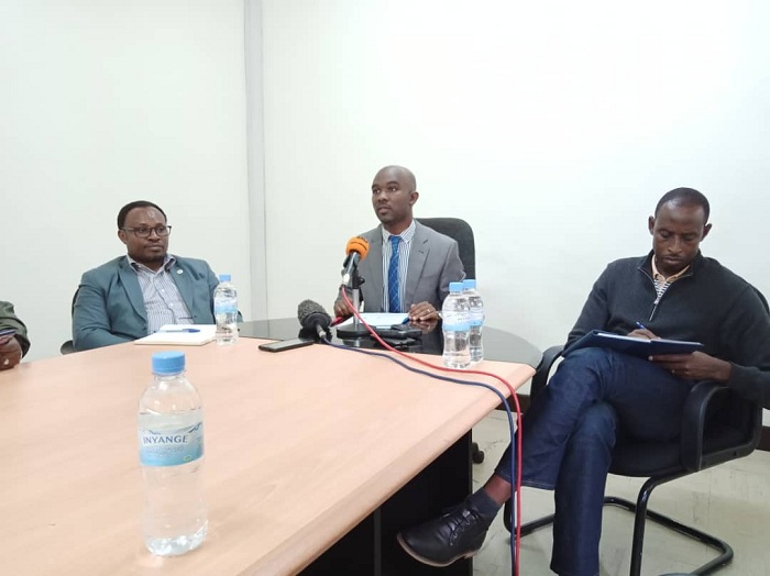 Umuyobozi wa RITCO Ltd, Nkusi Godfrey (hagati) avuga ko bafite gahunda yo kugera mu mihanda y'icyaro aho izindi modoka zitwara abagenzi zitagera
