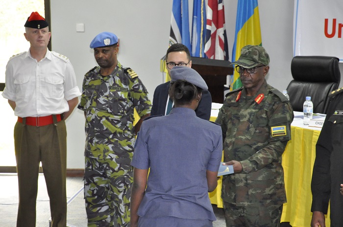 Brig. Gen. Didas Ndahiro (ubanza iburyo) Umuyobozi w'Ishuri rikuru ry'igisirikari cy'u Rwanda