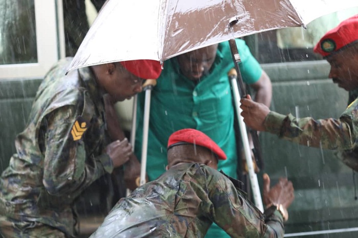 Mudathiru urwaye ukuguru abashinzwe umutekano banagira uruhare mu kumwitaho kugira ngo abashe kugera ahabera urubanza