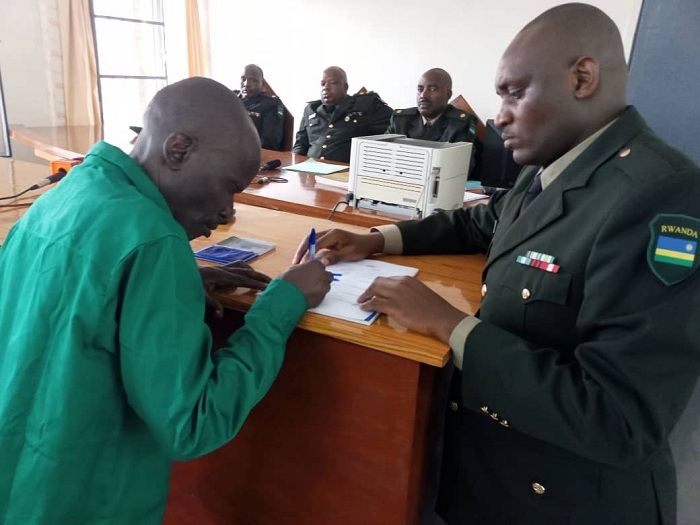 Nyuma y'iburanisha abaregwa bashyira umukono ku myanzuro y'urukiko