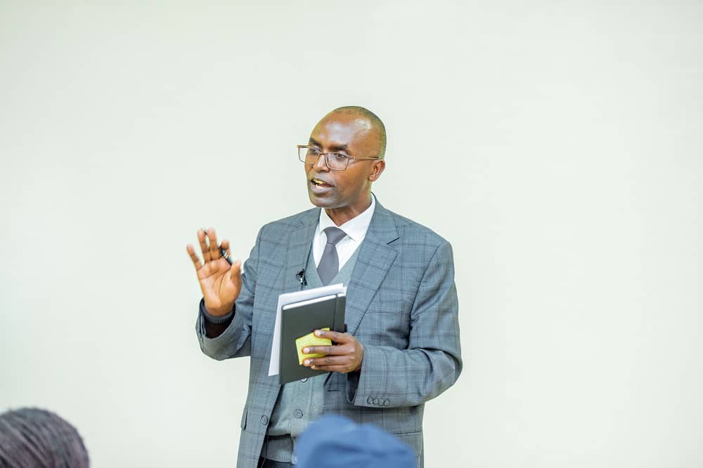 Umuyobozi Mukuru w'Ikigega RNIT Ltd, Jonathan Gatera, yasabye abanyeshuri kumva akamaro ko kwizigamira