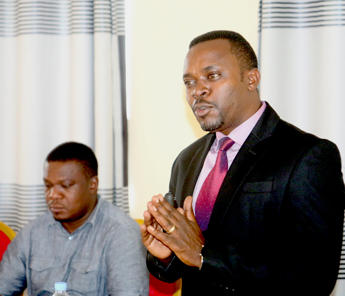 Dr Mutangana Dieudonne asobanurira abitabiriye iyi nama ibijyanye na Politiki y'igihugu y'Abafite ubumuga