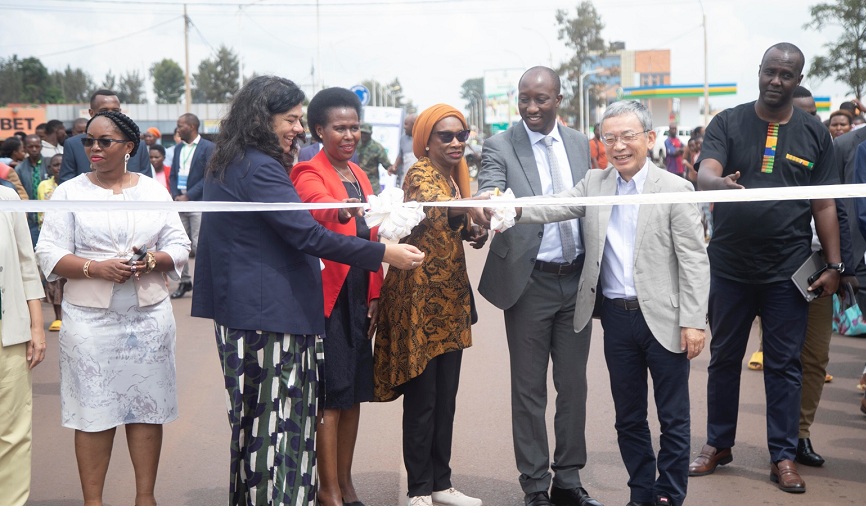 Umuhanda Kagitumba-Kayonza-Rusumo wafunguwe ku mugaragaro nyuma yo kuwukora