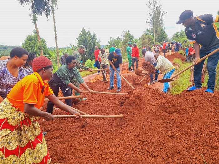 Umuhanda waciwe n'imivu y'amazi y'imvura abaturage biyemeza kuwusana